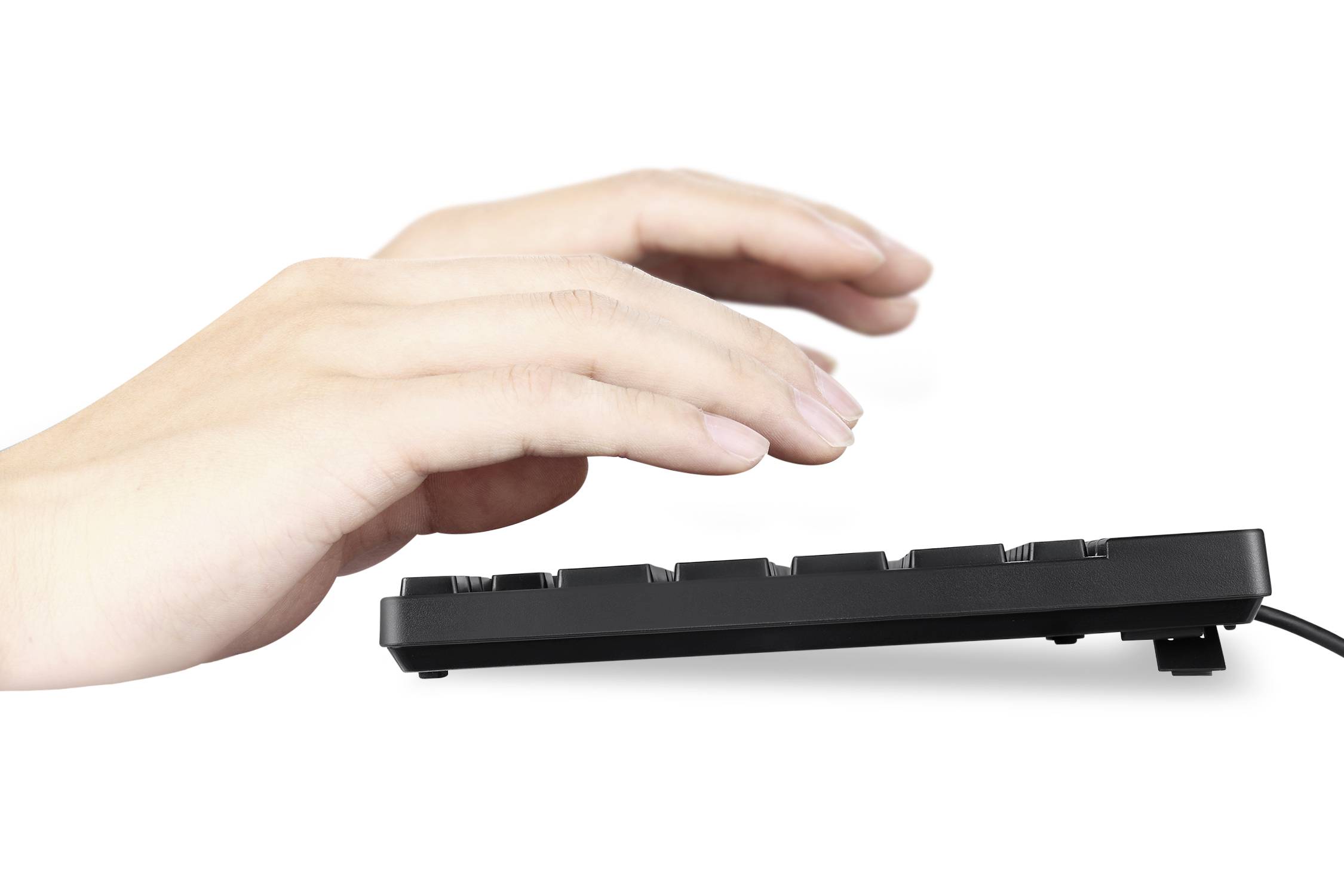 Eine Hand schwebt über einer schwarzen Computertastatur. Die Finger sind zum Tippen bereit. Hintergrund ist neutral weiß.