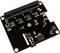 Eine schwarze Hardware-Platine mit mehreren kleinen elektronischen Komponenten und Anschlüssen, CE-Kennzeichnung und Recycling-Symbol.