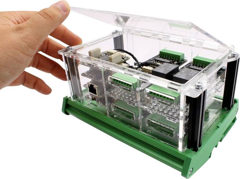 Eine Hand hebt den transparenten Deckel eines elektrischen Steuerkastens an, der mit Schaltkreisen und Anschlüssen gefüllt ist.