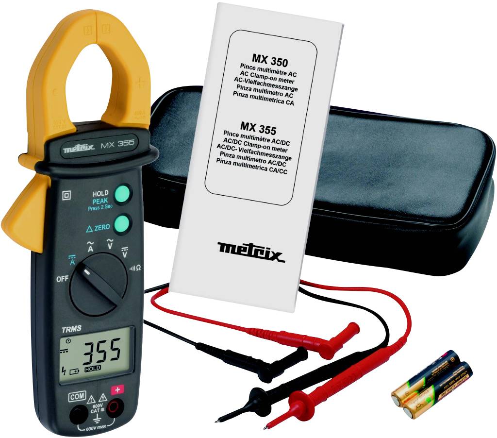 Ein digitales Zangenmultimeter mit Display zeigt '3.55'. Daneben liegen Messleitungen, eine Bedienungsanleitung und Batterien.