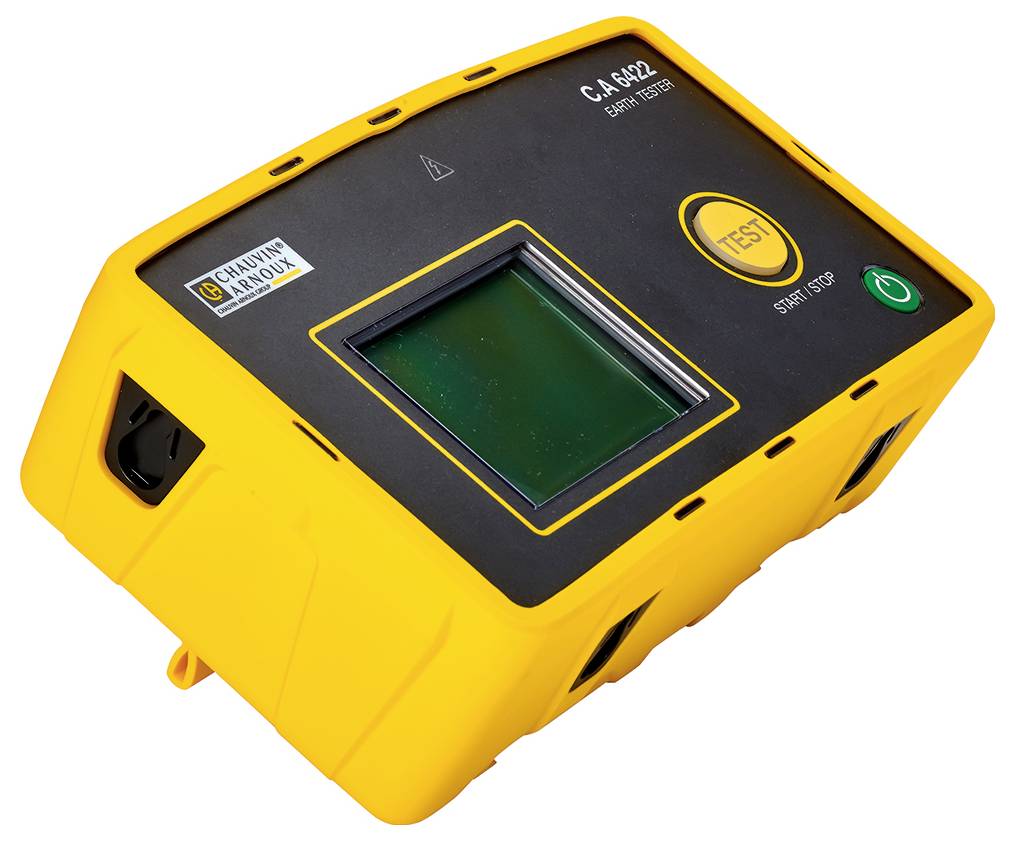 Ein tragbares elektrisches Prüfgerät mit gelbem Gehäuse und Digitalanzeige. Auf der rechten Seite befinden sich die Tasten 'Test' und 'Start/Stop'.