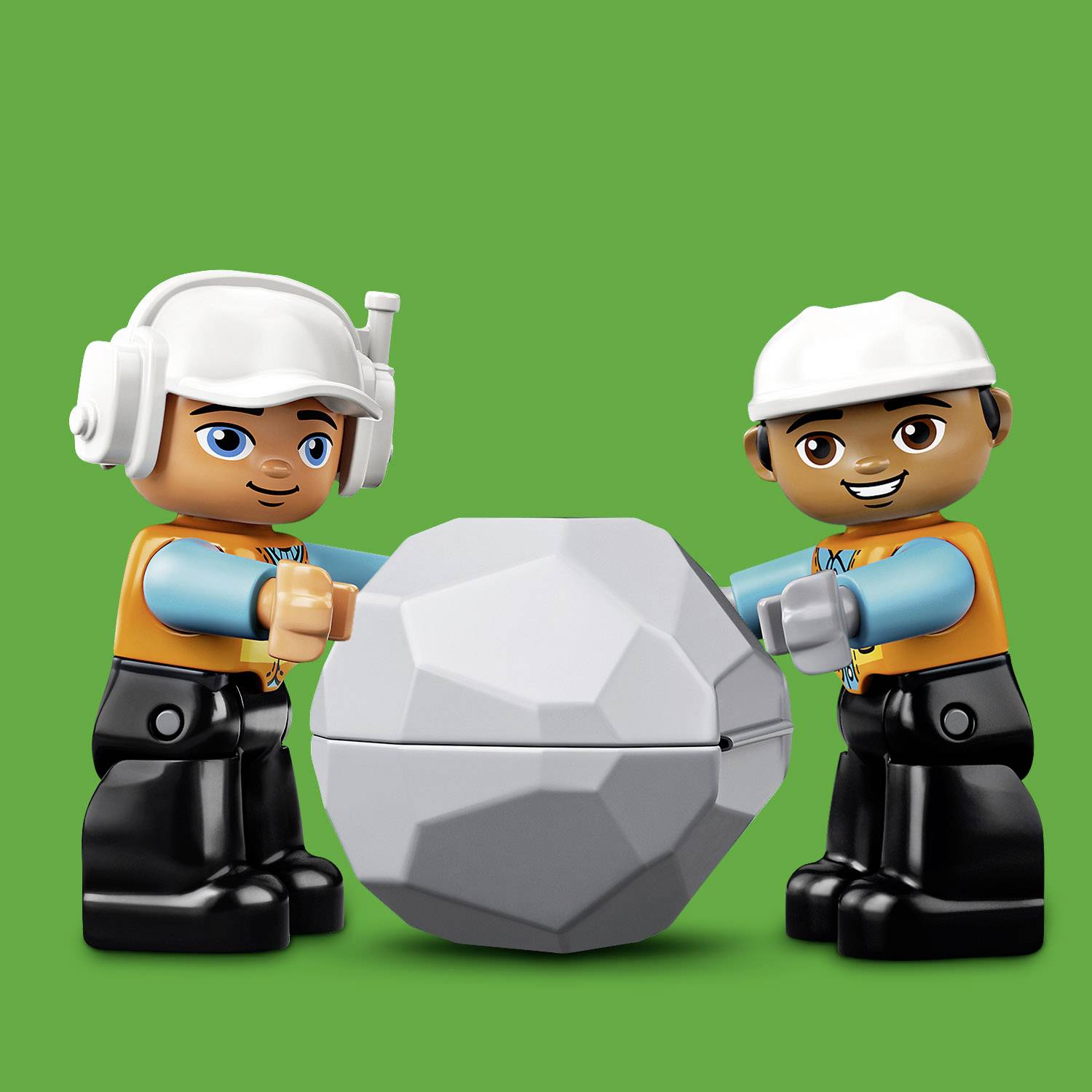 Zwei Bauarbeiter-Figuren in Baukleidung halten einen großen grauen Stein auf einem grünen Hintergrund.