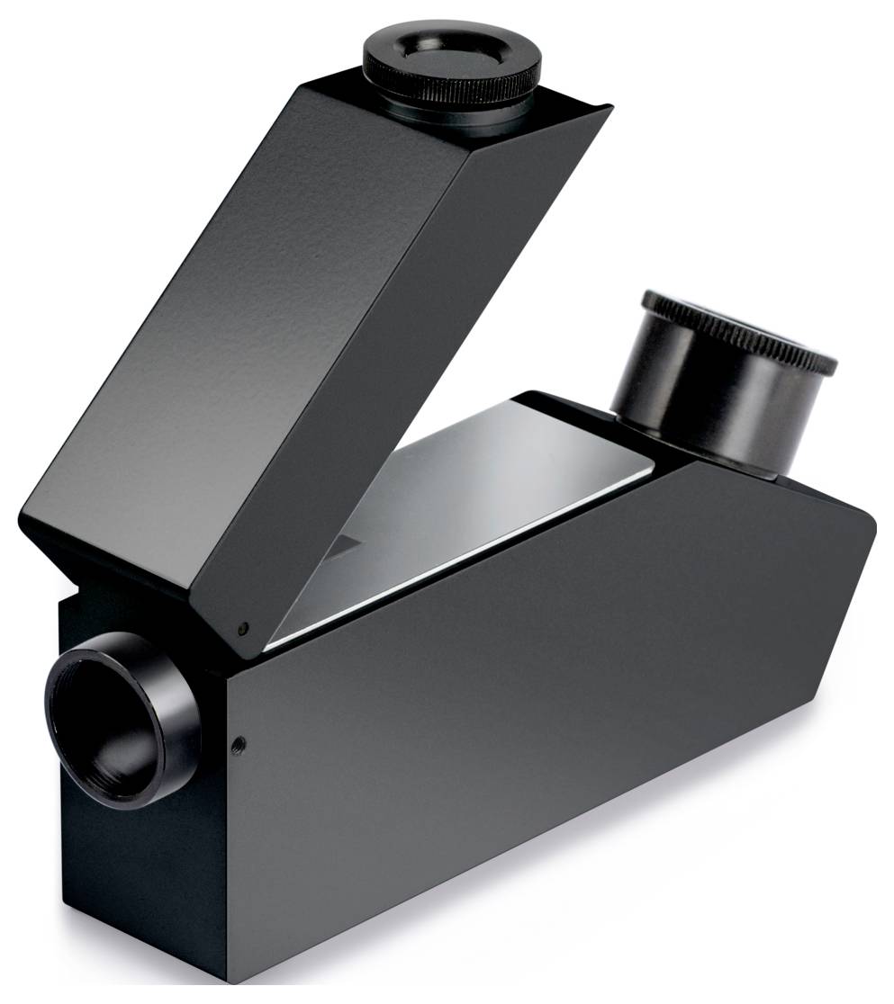Schwarzes optisches Prismageräte mit schräger Oberseite und zwei zylindrischen Betrachtungsrohren auf weißem Hintergrund.