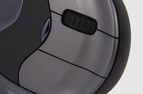 Nahaufnahme einer ergonomischen Computermaus mit vertikalem Design in Schwarz und Grau. Linksseitiges Druckrad gut sichtbar.