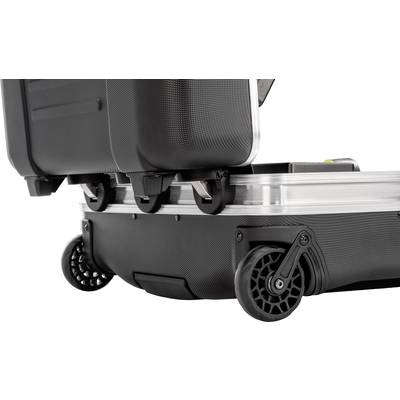 Ein schwarzer Hartschalenkoffer mit stabilen Rollen und einem Aluminiumrahmen, geöffnet und auf einer ebenen Fläche stehend.