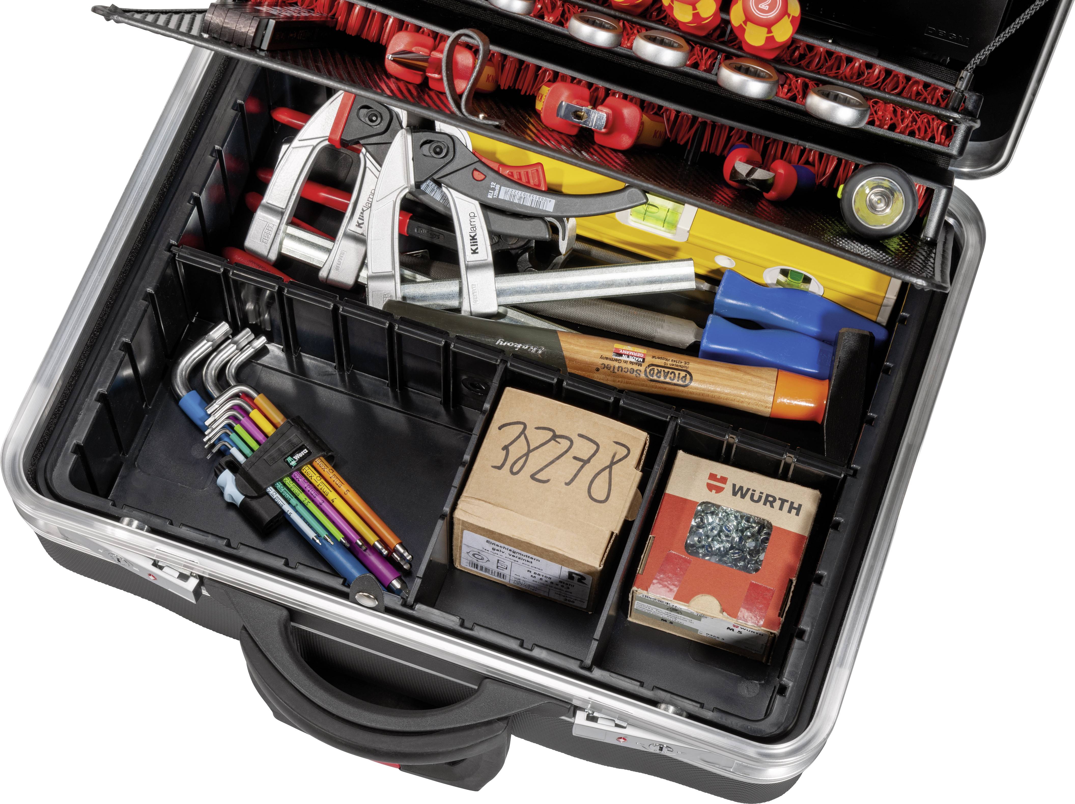 Offener Werkzeugkoffer mit diversen Handwerkzeugen wie Zangen, Schraubendrehern, Messgerät und Verpackungen, sortiert in Fächer.