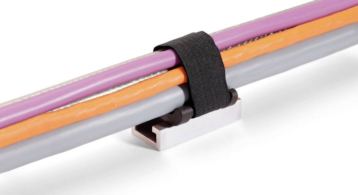 Ein Bündel aus lila, orange und grauen Kabeln, gesichert durch ein schwarzes Klettband auf einer Metallhalterung.