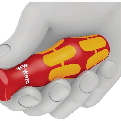 Eine Hand hält einen rot-gelben Schraubendreher mit ergonomischem Griff.