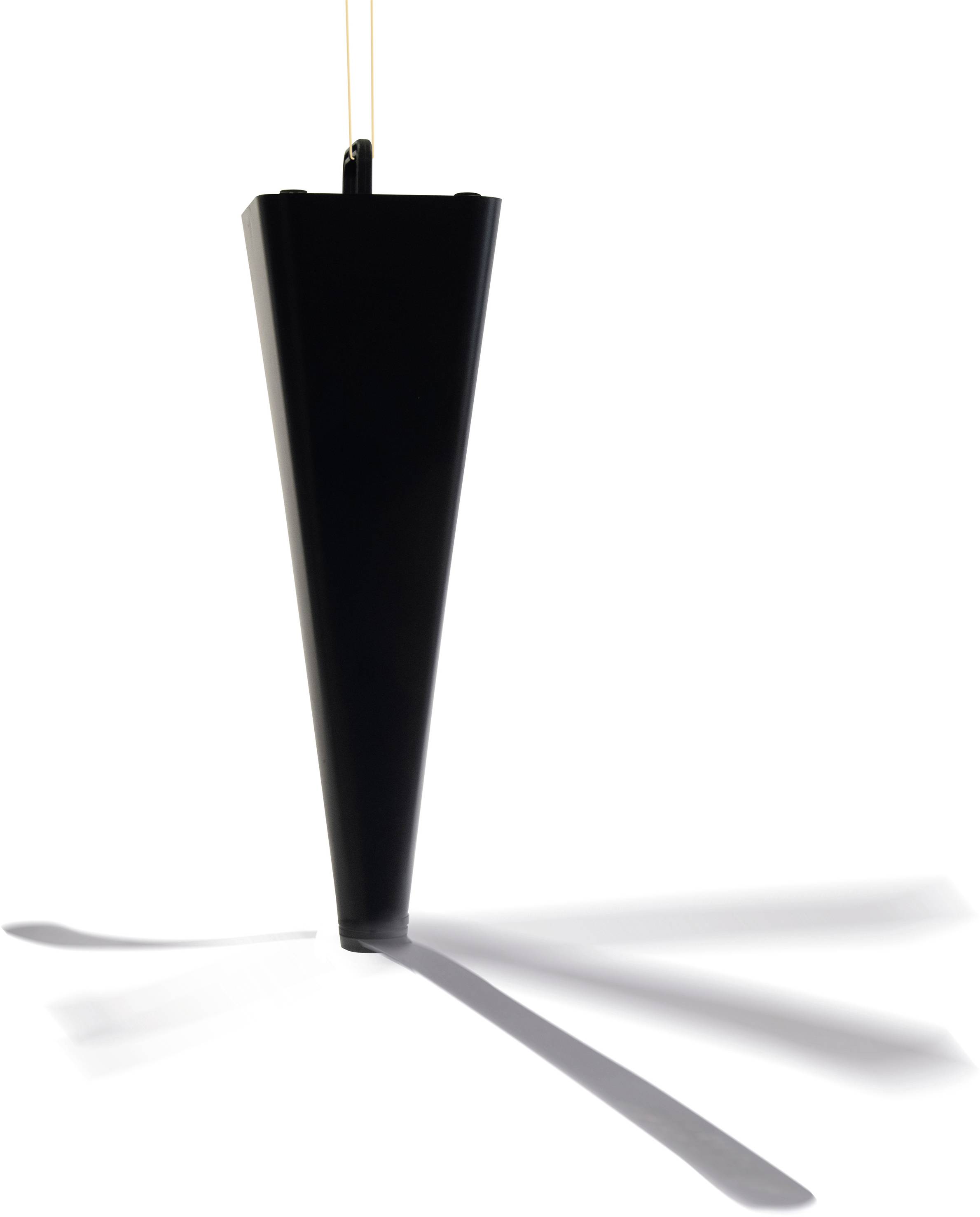 Eine schwarze, konische Hängelampe wirft einen langen Schatten auf einen weißen Hintergrund.