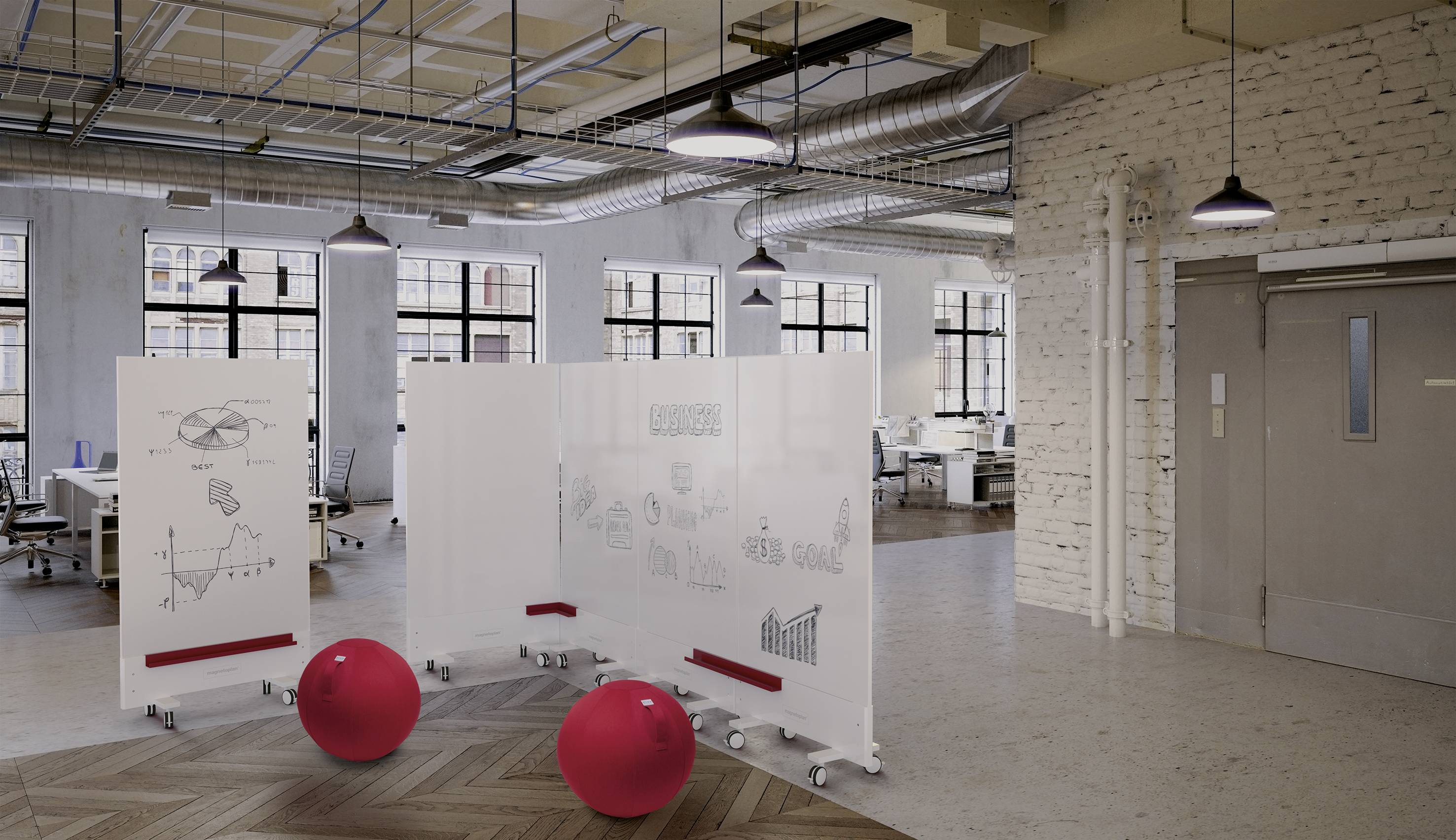 Offener Büoraum mit modernen Trennwänden und roten Sitzbällen. Weiße Tafeln zeigen Skizzen von Grafiken und Gebäuden. Industrieller Stil.