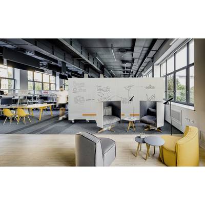 Ein modernes Büro mit offenen Arbeitsbereichen, Sitzgelegenheiten, Whiteboards und großen Fenstern. Personen arbeiten und bewegen sich im Raum.