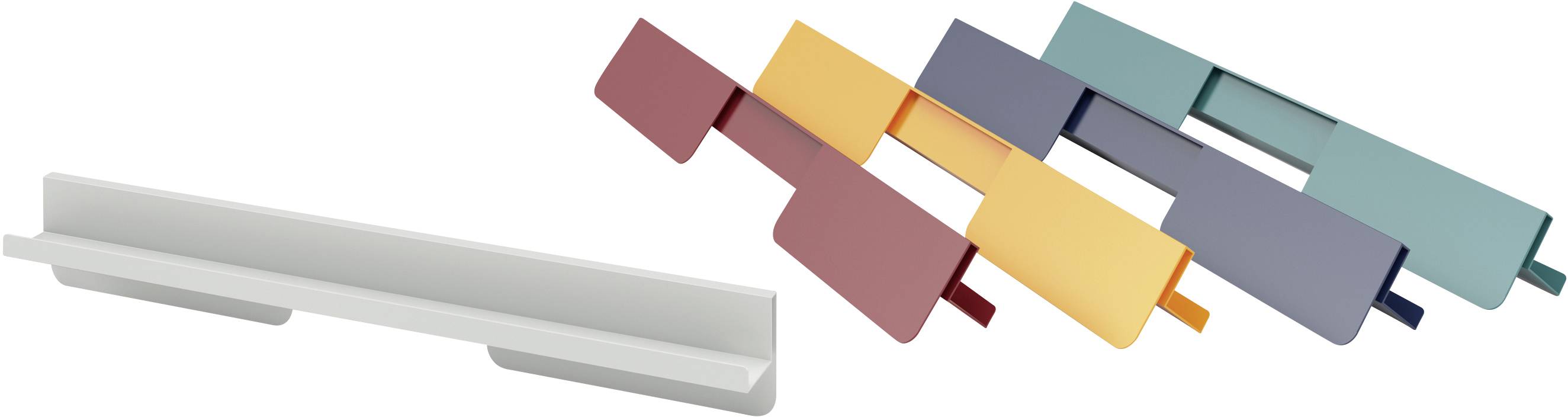 Künstlerische, abstrakte Skulpturen aus farbigem Metall; links ein schlichtes weißes Regal, rechts mehrfarbige, verschachtelte Formen.