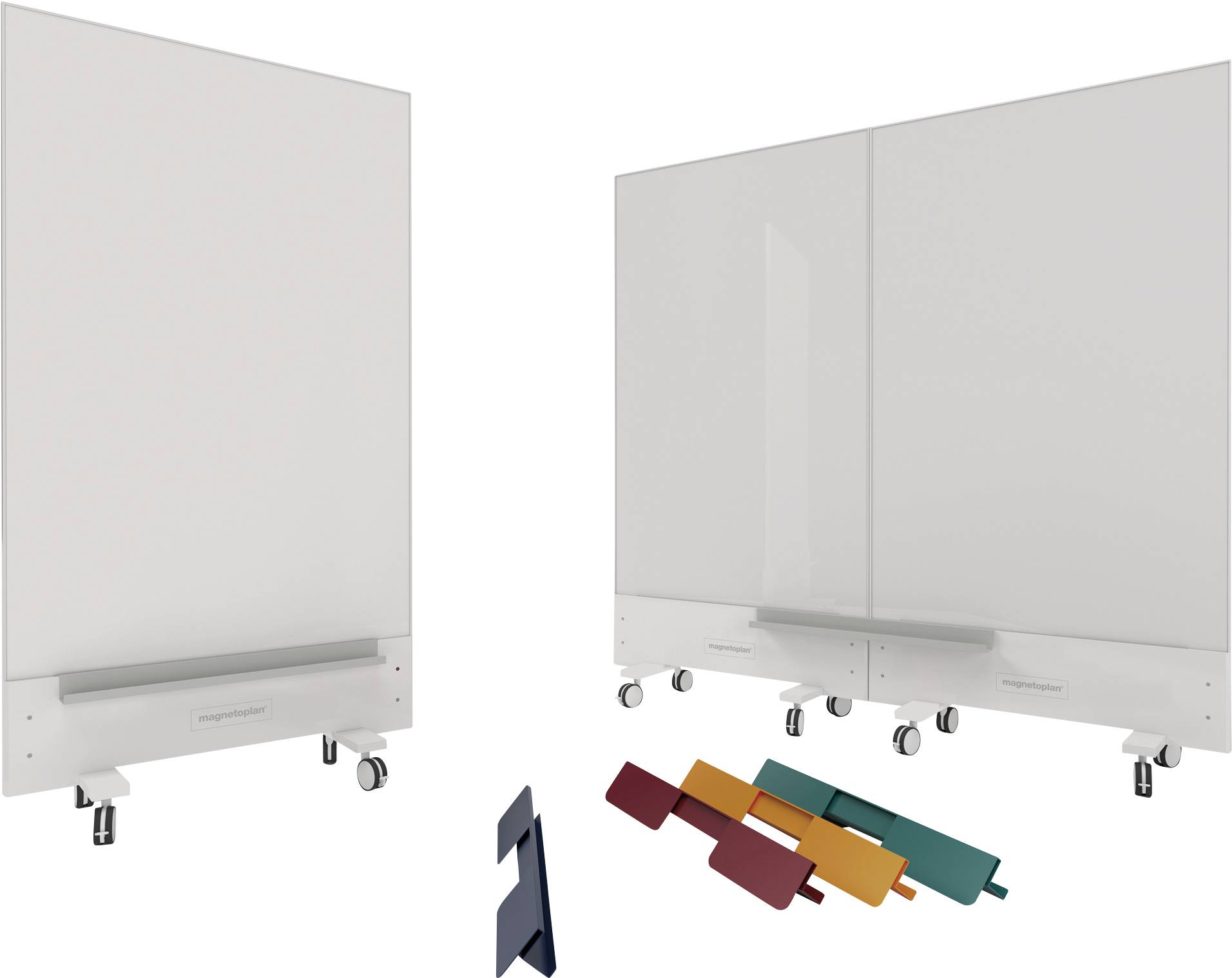 Zwei rollbare weiße Tafeln, mit mehreren farbigen Tafelklemmen und einem schwarzen Magneten am Boden. Ideal für flexiblen Einsatz.