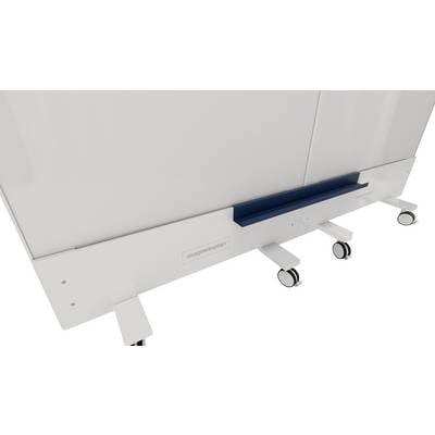 Unterer Teil eines mobilen Whiteboards auf Rädern mit blauem Ablagefach.