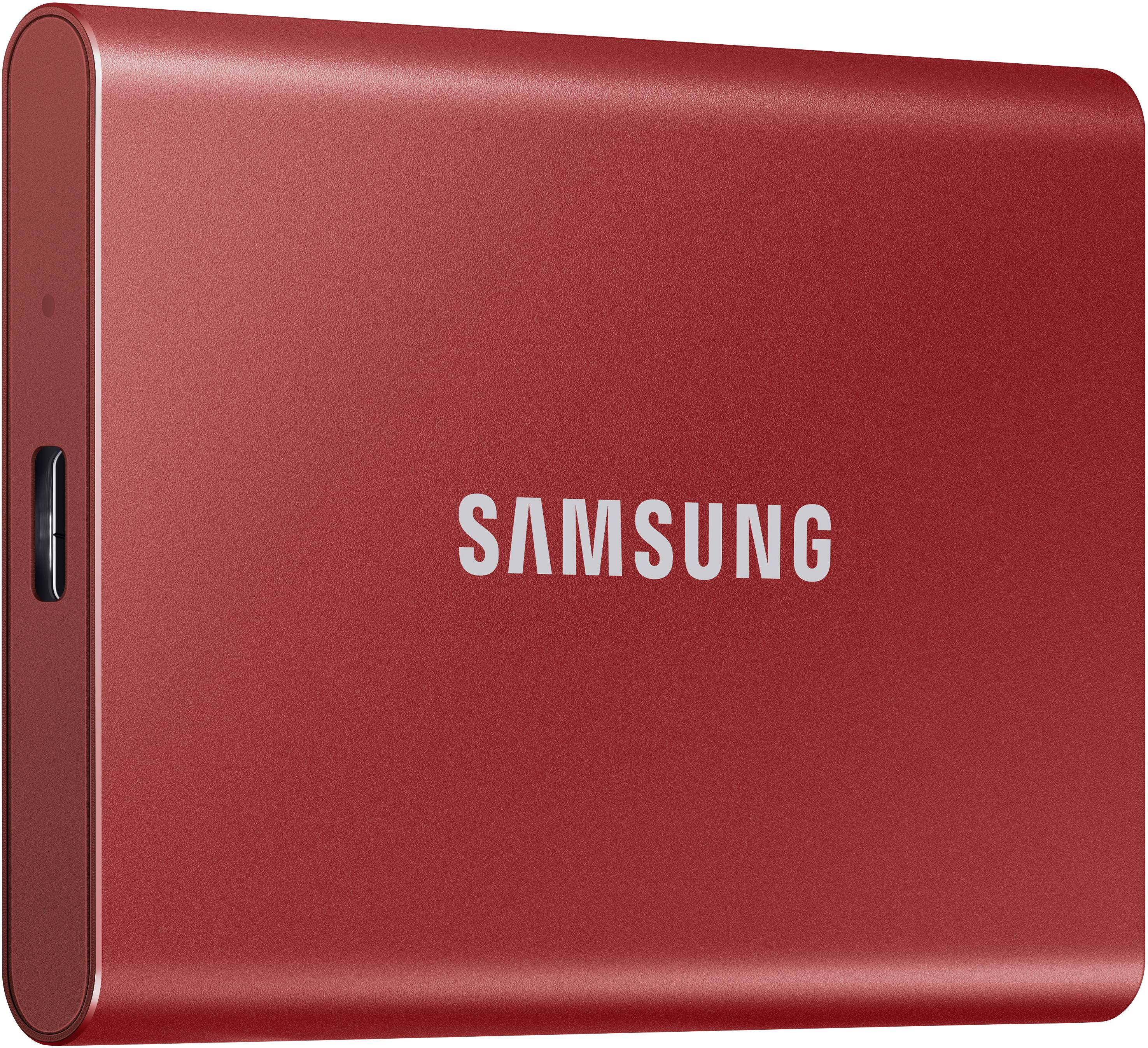 Rote Samsung SSD Portable Festplatte, schlankes Design, seitlicher Anschluss sichtbar. Geeignet für schnellen Datentransfer und Speicherung.