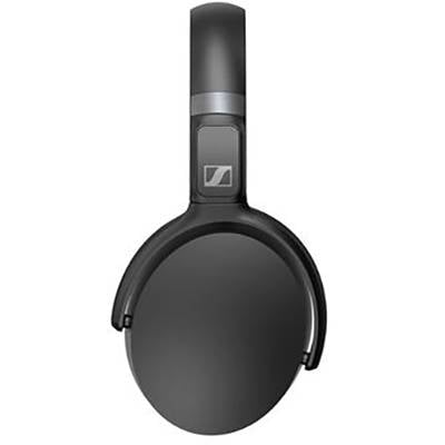 Schwarze, kabellose Over-Ear-Kopfhörer mit schlichter, moderner Form. Hauptsächlich aus Kunststoff gefertigt.