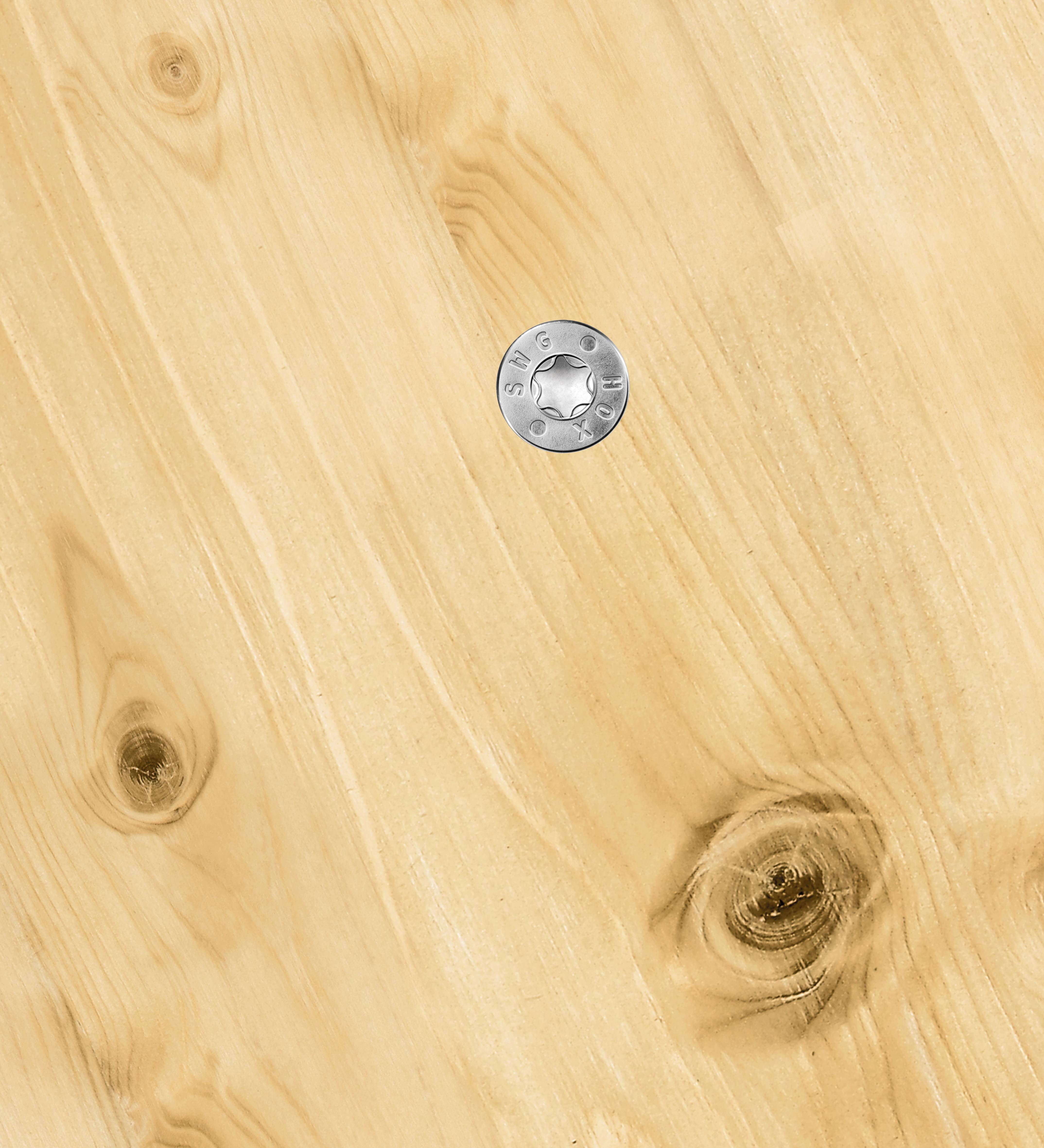 Metallschraube in einem Holzbrett, zeigt eine stabile Befestigungslösung. Oberfläche zeigt natürliche Holzmaserung und Astloch.
