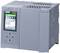 Ein Siemens SIMATIC S7-1500 Steuergerät. Auf dem Display sind der Betriebsstatus und Netzwerkinformationen wie IP-Adressen sichtbar.