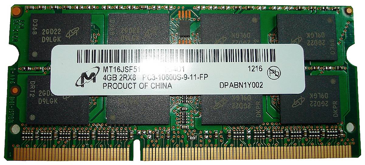 Ein grünes RAM-Modul mit schwarzen Speicherchips und weißem Aufkleber. Kapazität: 4GB, Typ: DDR3, Hersteller: Micron, produziert in China.