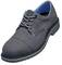 Grauer Herrenschuh mit blauer Innenausstattung und blauen Nähten, seitliche Ansicht. Klassisches Design, ideal für formelle Anlässe.