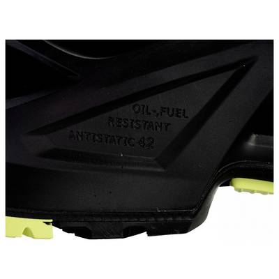 Schwarz-gelber Schuh mit der Aufschrift 'OIL, FUEL RESISTANT ANTISTATIC 42', fokusiert auf die Sohle.