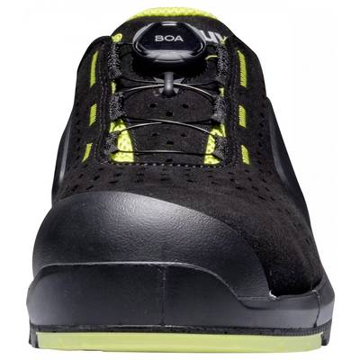 Ein schwarzer Sportschuh mit Boa-Verschlusssystem und gelben Details. Frontalansicht zeigt modernes Design und Schnürsystem.