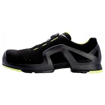 Schwarzer Sportschuh mit gelben Akzenten und Belüftungslöchern, seitliche Ansicht. Der Schuh hat eine robuste, strukturierte Sohle.