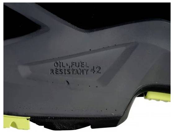 Schwarze Schuhsohle mit der Prägung 'OIL FUEL RESISTANT 42'. Sohle zeigt abriebfeste Eigenschaften und Größe 42.