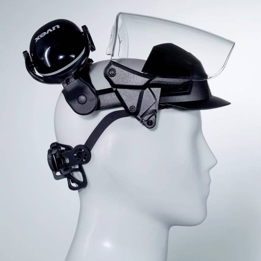 Schutzhelm mit aufklappbarem Visier und integrierten Ohrenschützern, für Sicherheitszwecke in gefährlichen Arbeitsumgebungen geeignet.