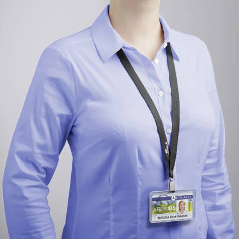 Eine Person in einem blauen Hemd trägt einen Ausweis um den Hals. Der Ausweis zeigt ein Foto und den Namen 'Teresa Hofmann'.