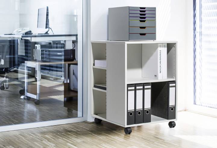 Rollbares Regal mit Aktenordnern und Ablagefächern vor einer Glastrennwand in einem modernen Büro.