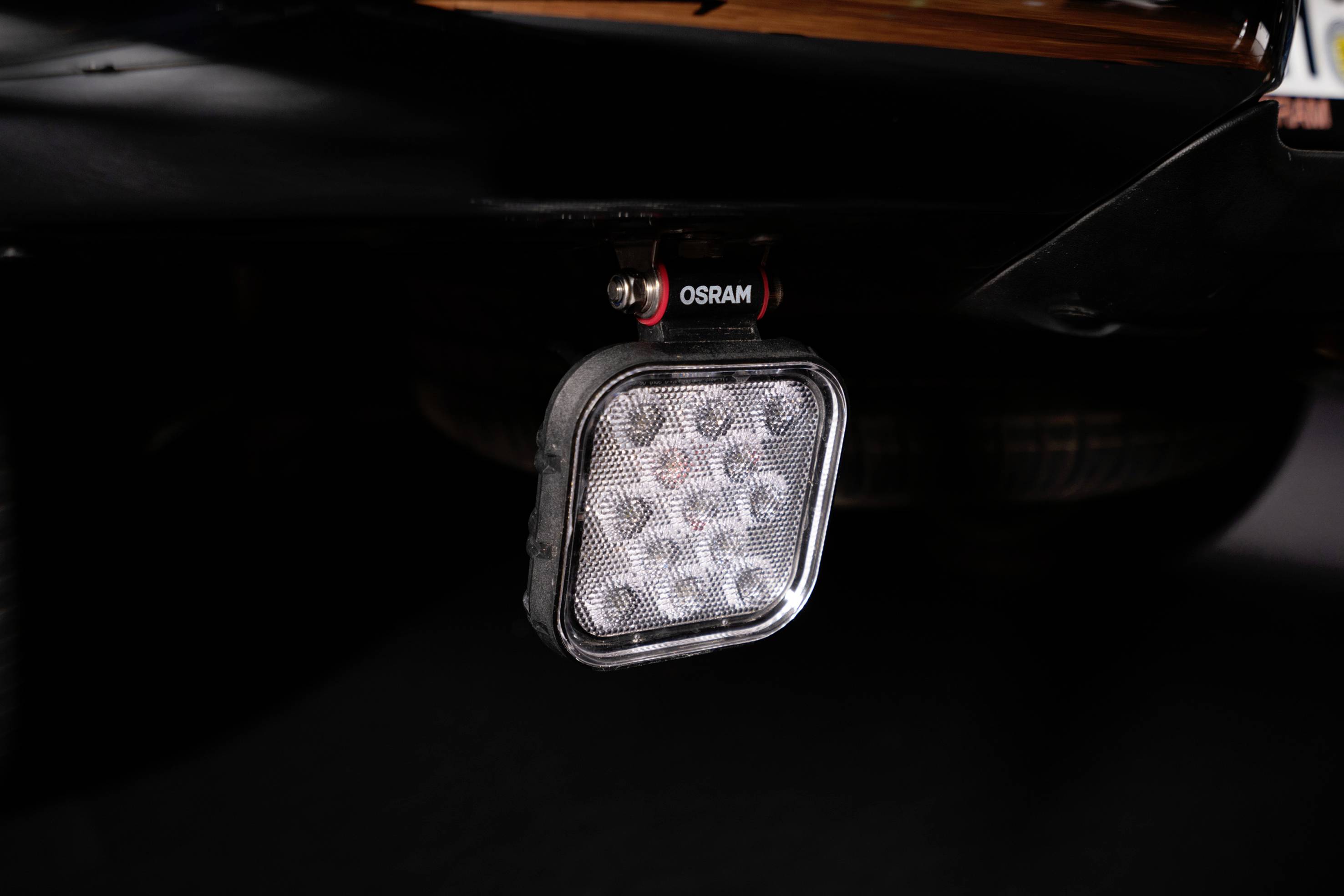 LED-Rückfahrscheinwerfer unter einem Fahrzeug montiert, mit der Marke 'OSRAM' sichtbar. 