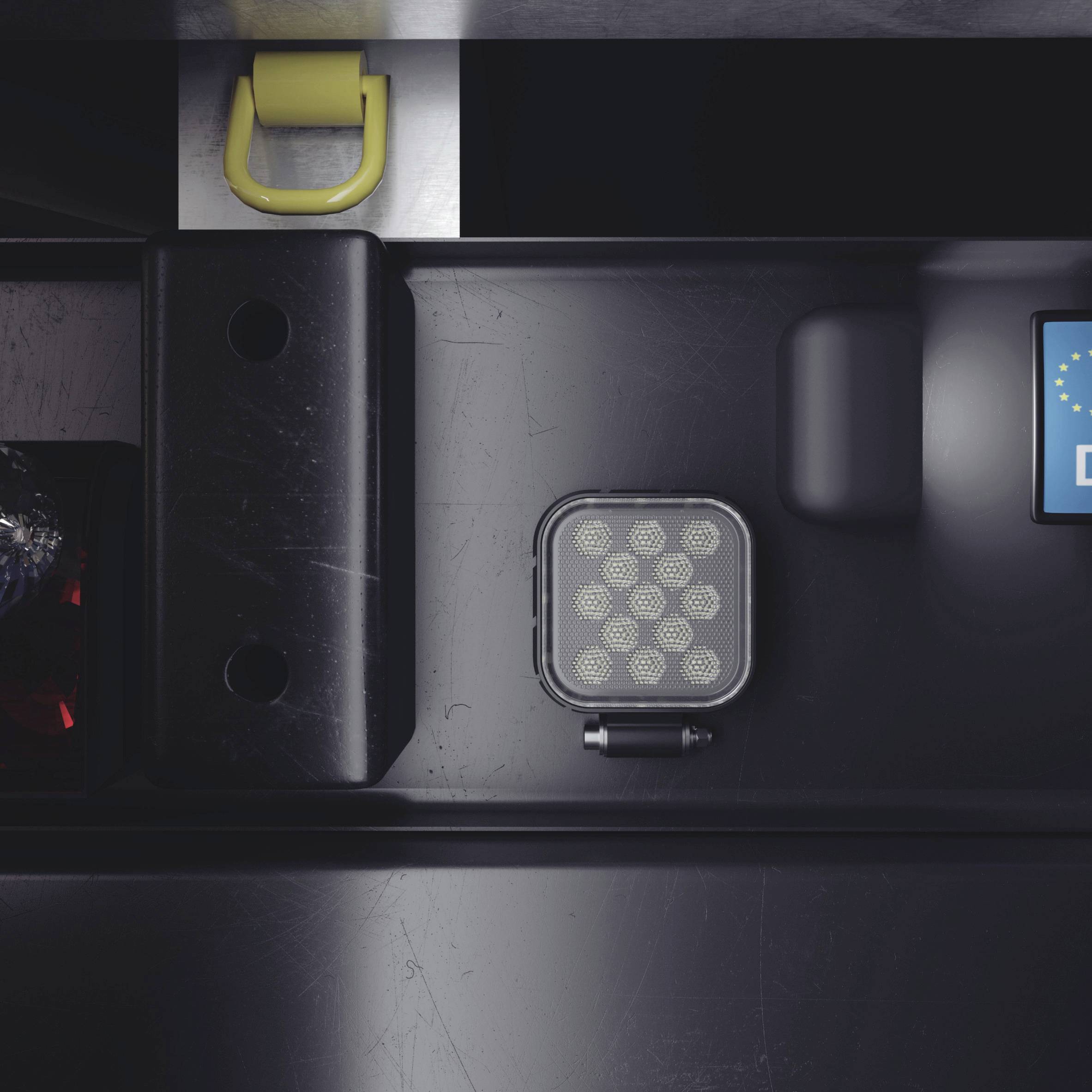 Ein rechteckiges Metalltablett mit einem kleinen LED-Display, das die EU-Flagge zeigt, in einer dunklen Umgebung montiert.