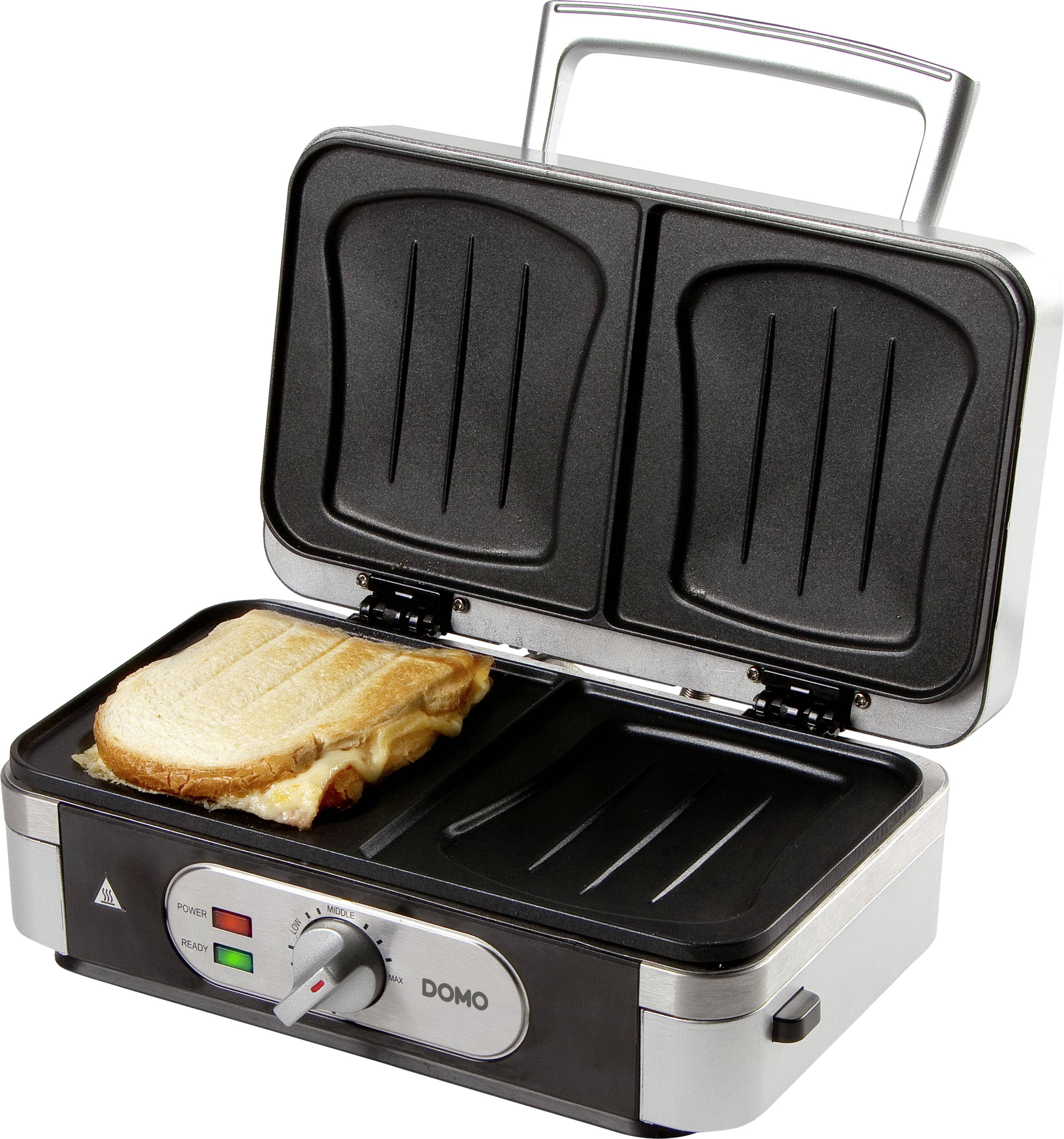 Ein Sandwichgrill mit einem halb gegrillten Sandwich in der rechten oberen Hälfte. Der Grill ist geöffnet und einsatzbereit.