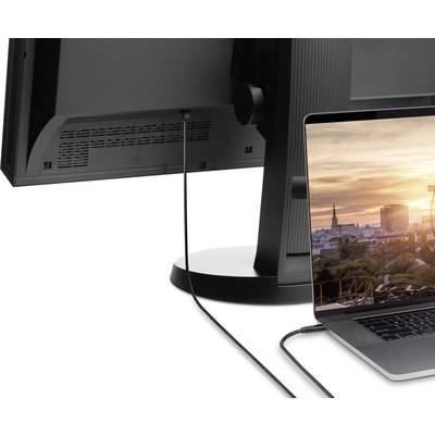 Ein Laptop ist mit einem großen Monitor verbunden. Auf dem Laptopbildschirm ist eine Stadtansicht mit moderner Skyline zu sehen.