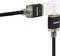 Zwei HDMI-Kabel mit schwarzem Geflecht sind mit einem weißem Winkeladapter verbunden, der die Ausrichtung um 90 Grad ändert.