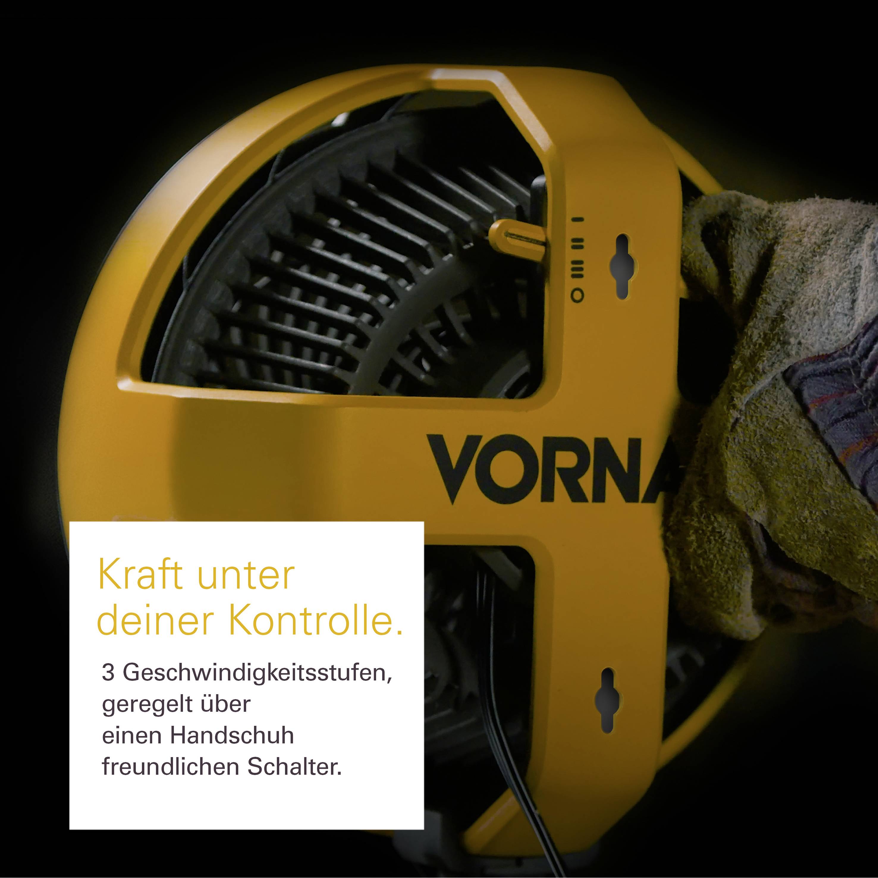 Ein Ventilator mit gelber Abdeckung und schwarzem Gitter, daneben Text: 'Kraft deiner Kontrolle. 3 Geschwindigkeitsstufen, geregelt über einen Handschuh-freundlichen Schalter.'