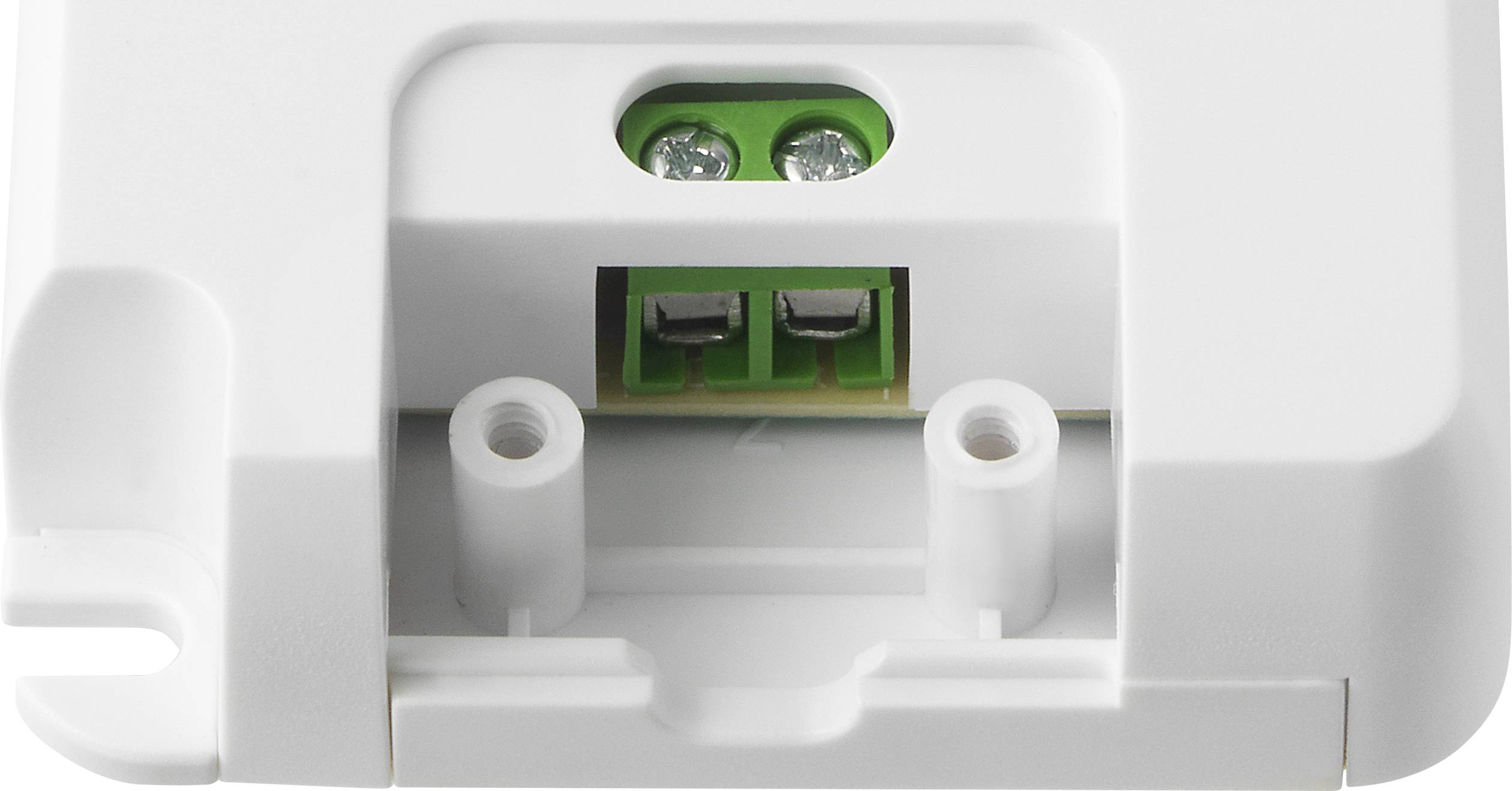 Nahaufnahme eines weißen elektronischen Steckers mit zwei Schraubanschlüssen und einem grünen Stromanschluss innen.