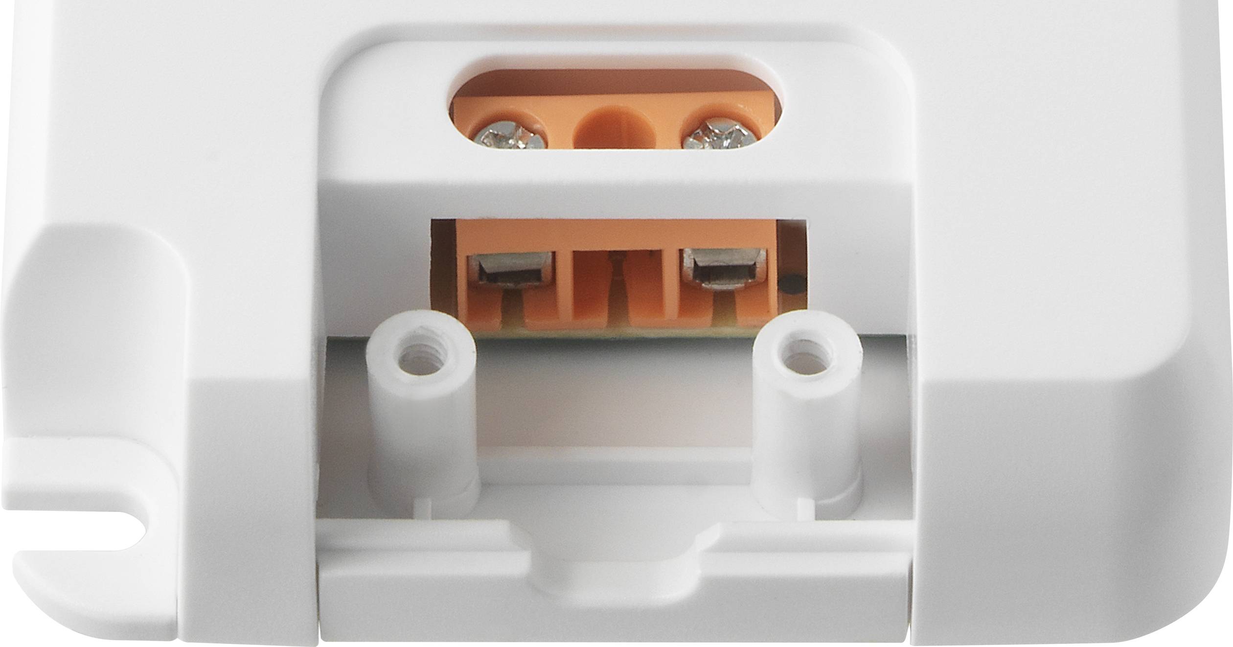 Nahaufnahme eines weißen Kunststoffgehäuses mit orangefarbenem elektrischen Anschluss und Schrauben. Geeignet für Licht- oder Elektroinstallationen.