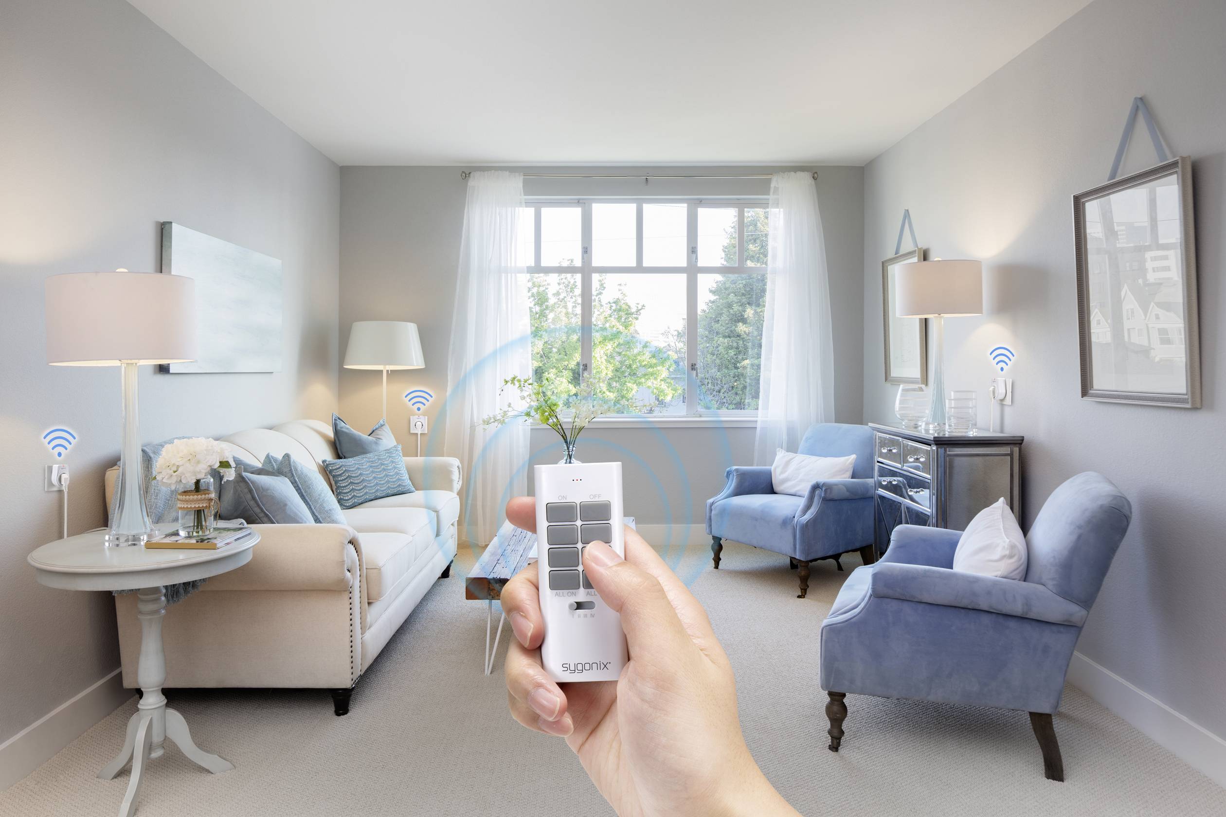Eine Hand hält eine Fernbedienung in einem Wohnzimmer mit zwei Sesseln, einem Sofa und Lampen. Drahtlose Symbole zeigen Smart-Home-Funktionen an.