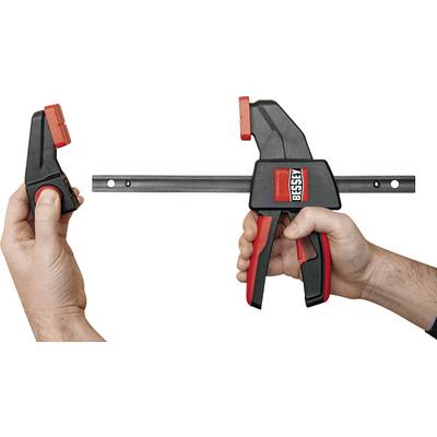 Zwei Hände halten eine Einhandzwinge der Marke Bessey. Die Klemme wird mit einer Hand geöffnet, während die andere Hand den Griff hält.