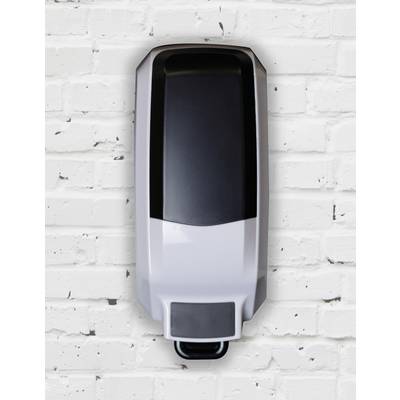 Ein automatischer Seifenspender ist an einer weißen Ziegelwand montiert.