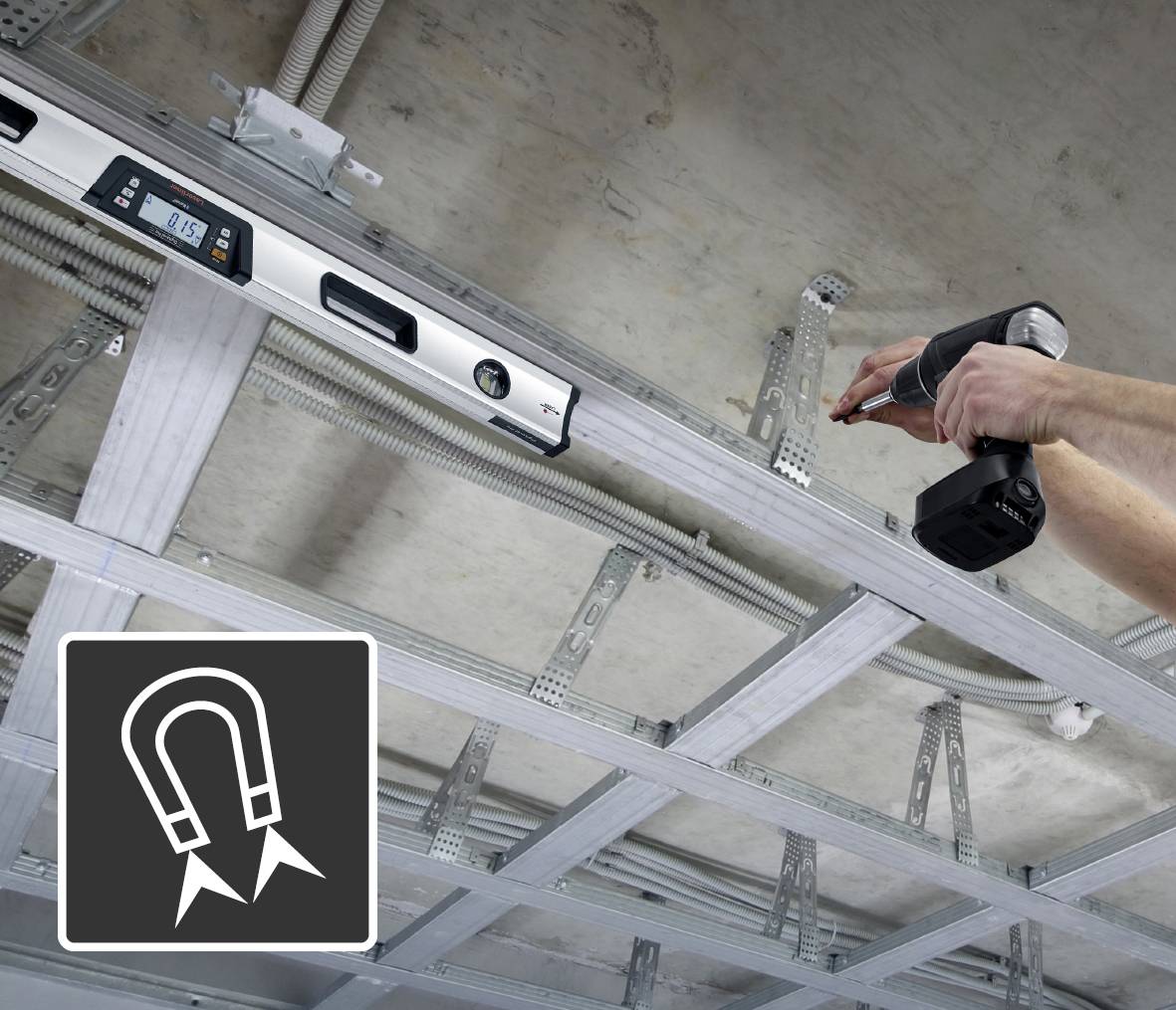 'Mann benutzt Wasserwaage und Bohrmaschine zur Installation einer Deckenkonstruktion; Magnet-Symbol weist auf Werkzeugfunktion hin.'