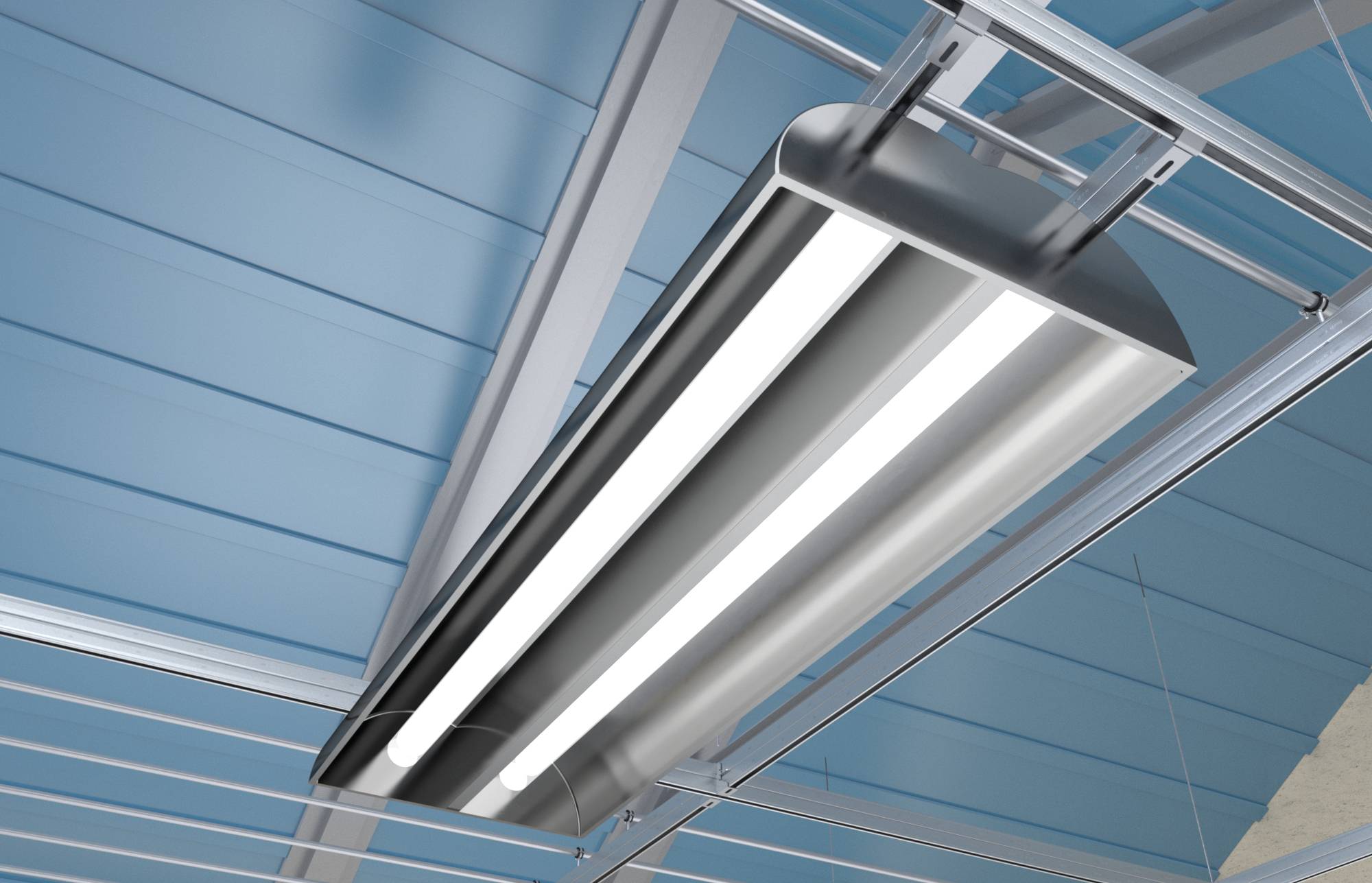 Deckenmontageleuchte mit Leuchtstofflampen auf einem Metallrahmen gegen eine blaue Wellblechdecke.