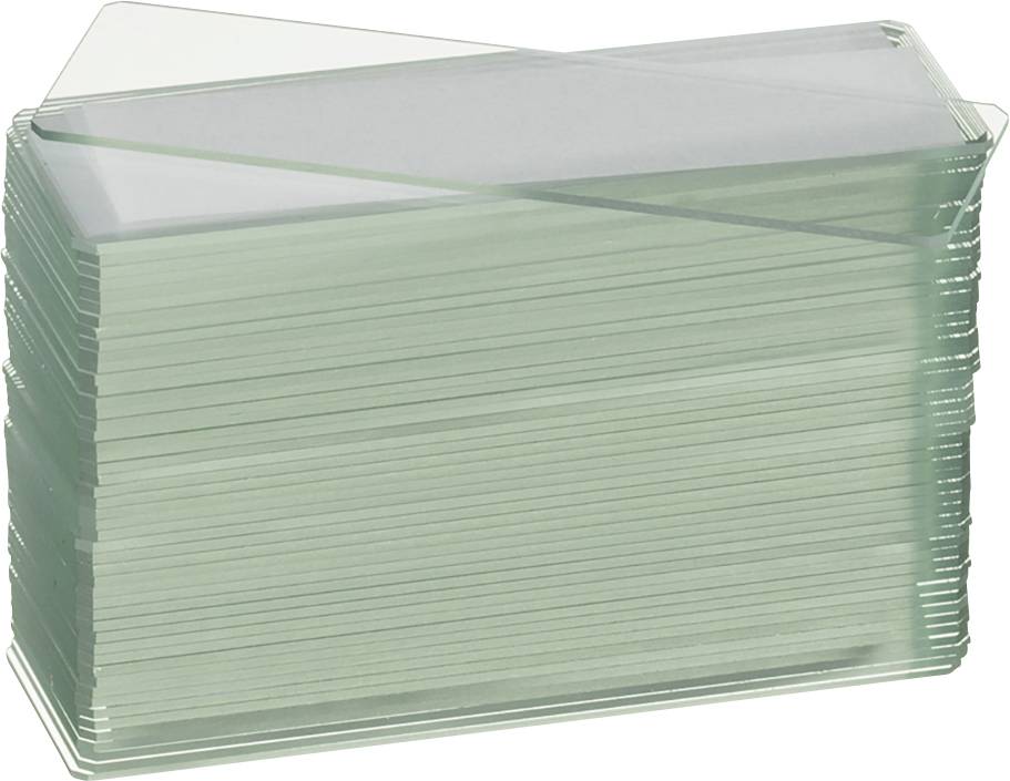 Ein Stapel klarer Kunststoffkarten, gestapelt und leicht versetzt, wobei ihre Transparenz und Flexibilität sichtbar sind.