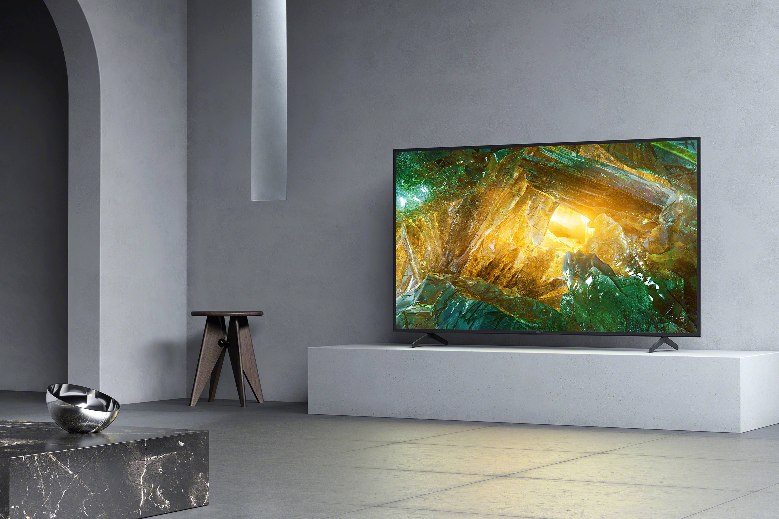 Smart TV mit Ultra HD auf zwei schlanken Standfüßen
