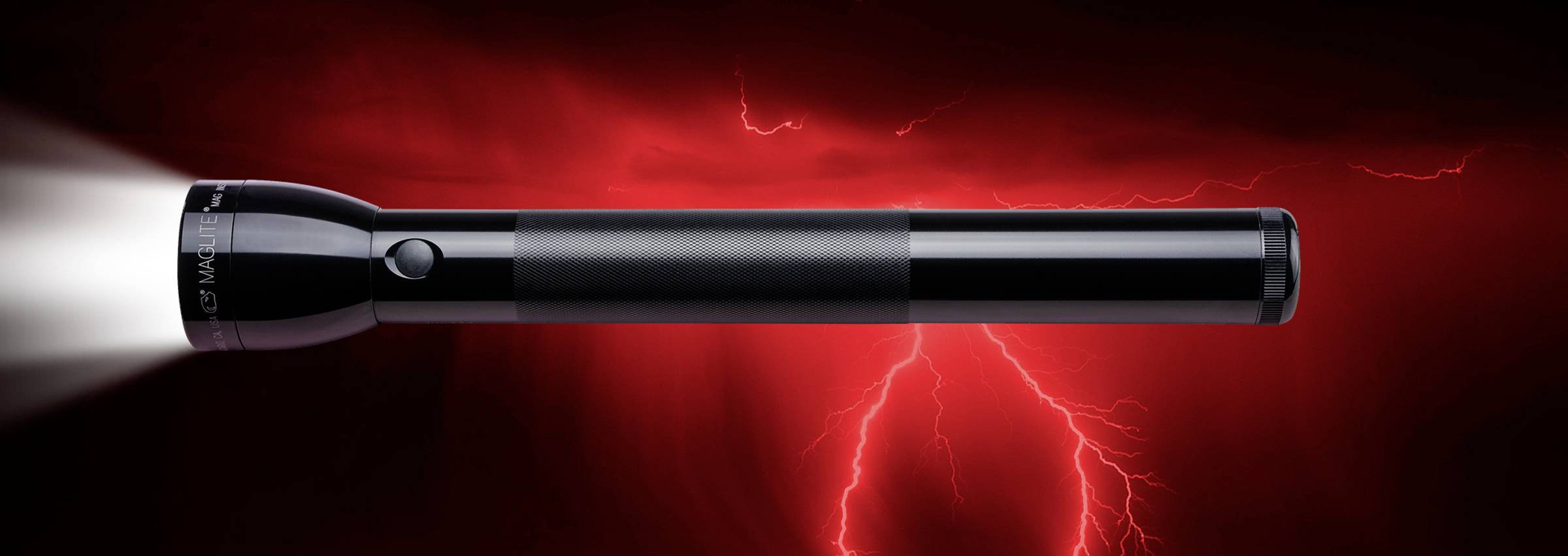 Eine schwarze Taschenlampe leuchtet nach links auf einem rot-blitzenden Hintergrund.