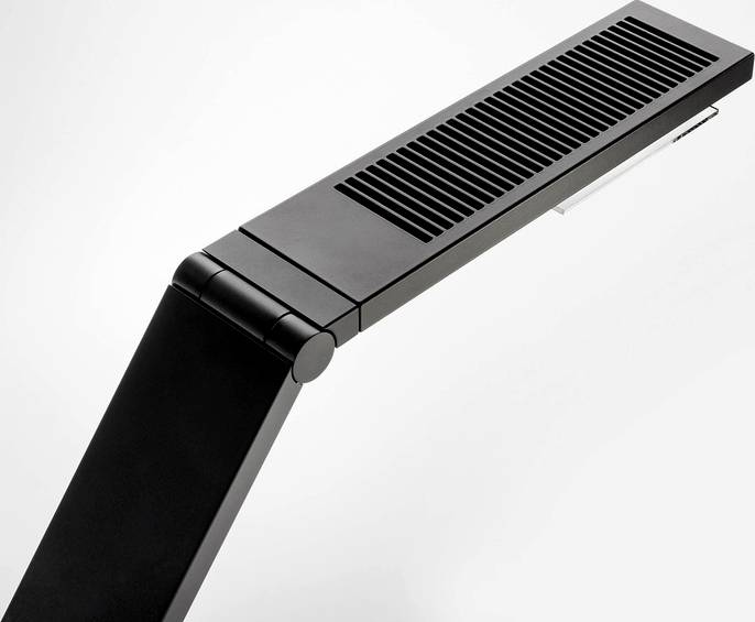 Schwarze, modern designte Schreibtischlampe mit einem flachen, rechteckigen Leuchtkopf und einem schwenkbaren Arm.