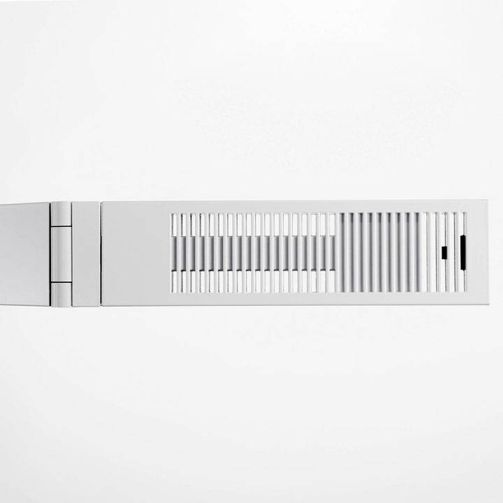 Ein grauer Computer mit Lüftungsschlitzen, horizontal ausgerichtet auf weißem Hintergrund.