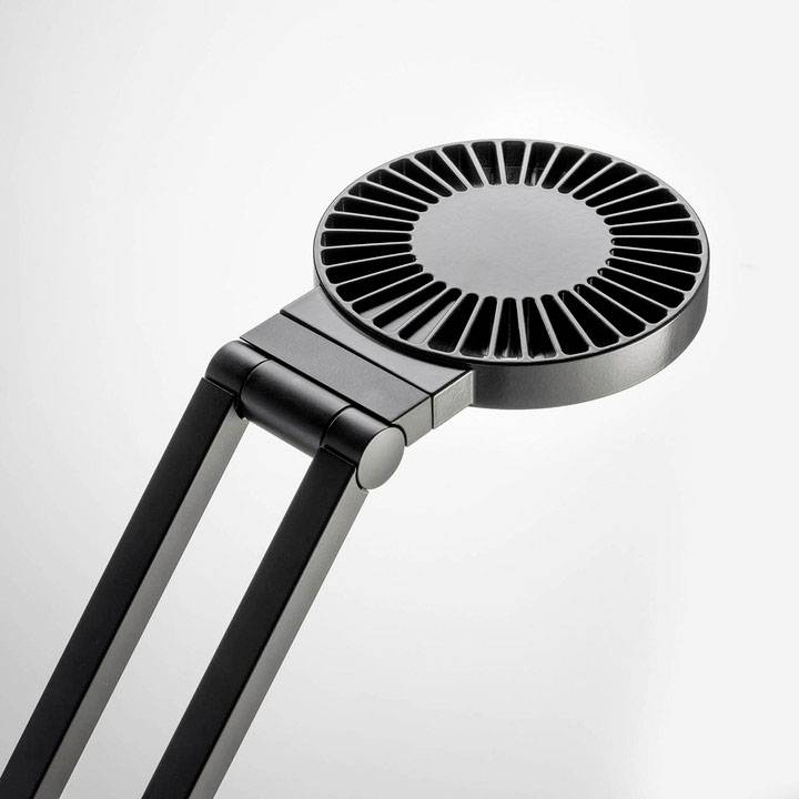 Ein kleiner, runder schwarzer Ventilator mit einem modernen, minimalistischen Design, verbunden mit einem verstellbaren Arm.